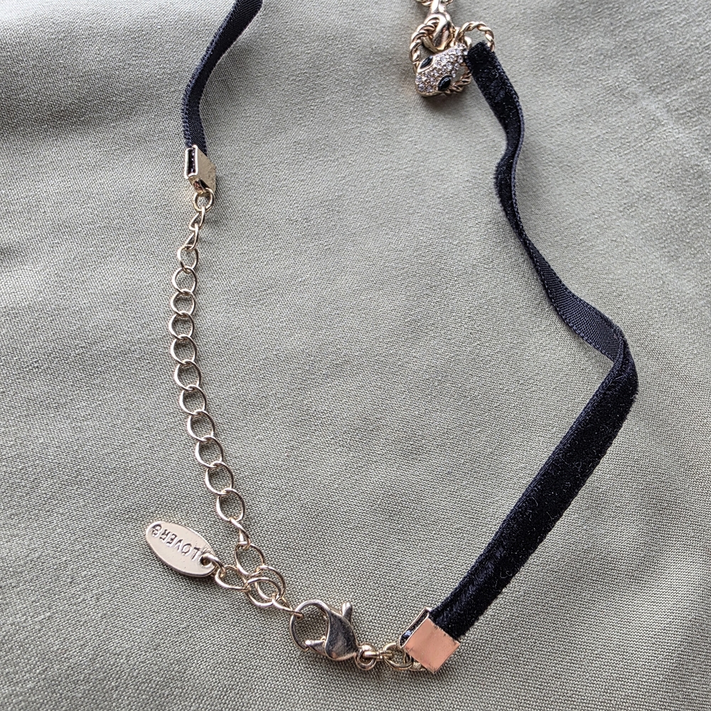 🤍 Velvet Snake Choker - Picture 5 of 6
